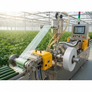 M&aacute;quina extrusora de film agr&iacute;cola produciendo pel&iacute;cula pl&aacute;stica en invernadero, optimizando el embalaje y protecci&oacute;n de cultivos.